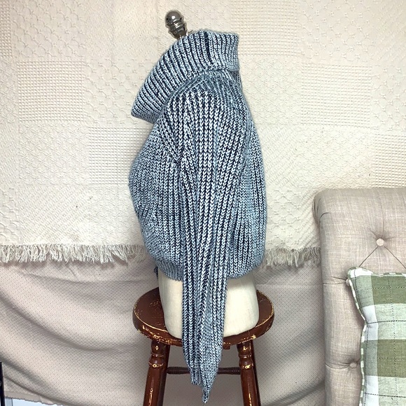 Gorgeous {LF} Cropped Sweater - Picture 3 of 6